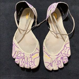 Almost new Vibrams finger shoes.